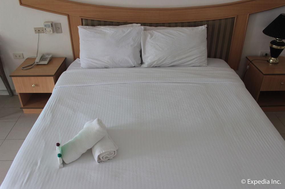 Wild Orchid Beach Resort Олонгапо Екстериор снимка