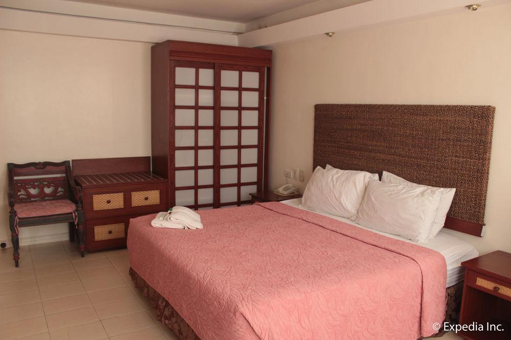Wild Orchid Beach Resort Олонгапо Екстериор снимка