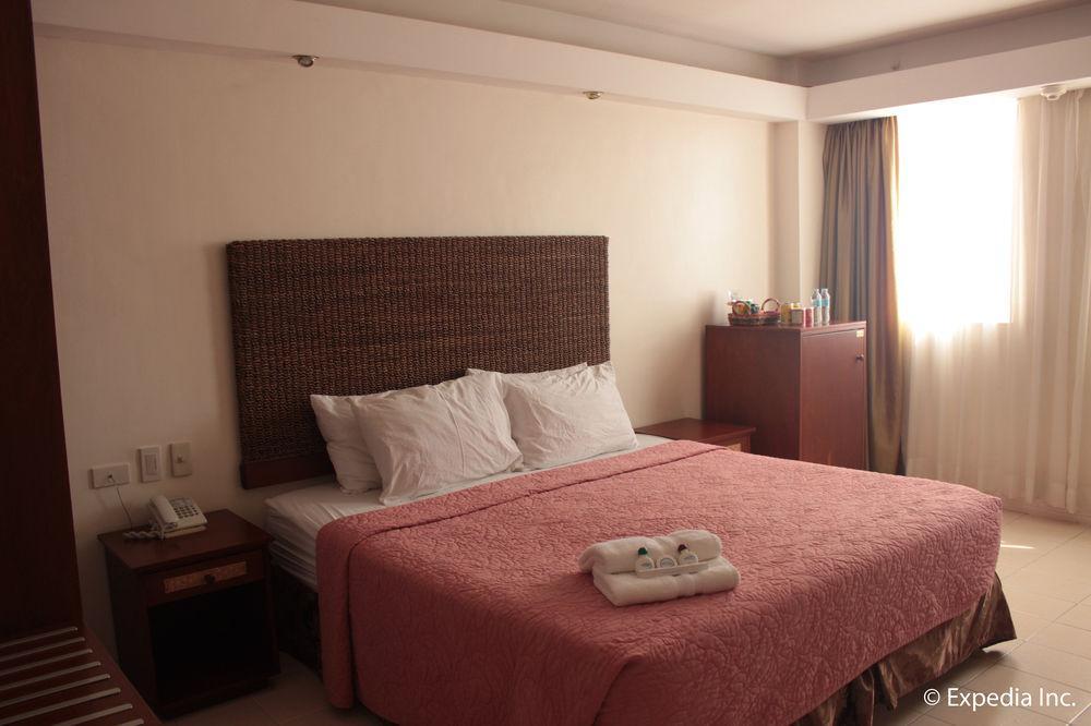 Wild Orchid Beach Resort Олонгапо Екстериор снимка