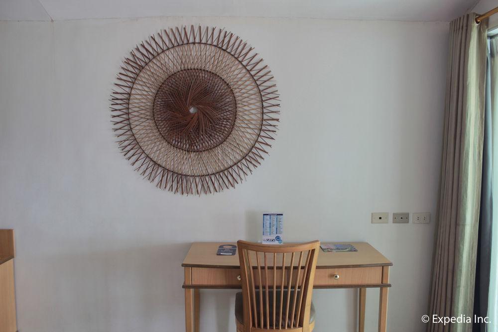 Wild Orchid Beach Resort Олонгапо Екстериор снимка